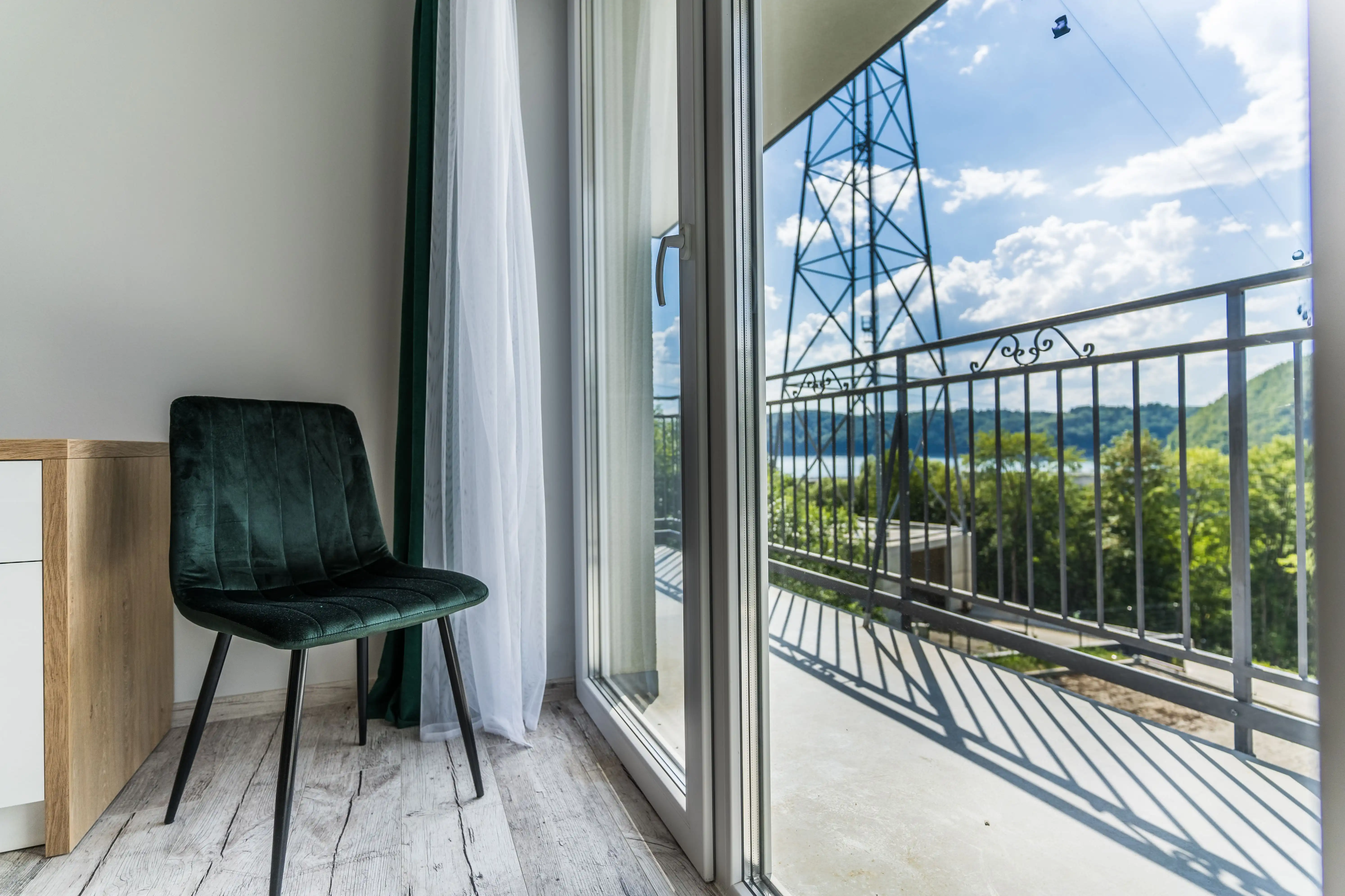 Balkon z widokiem na jezioro